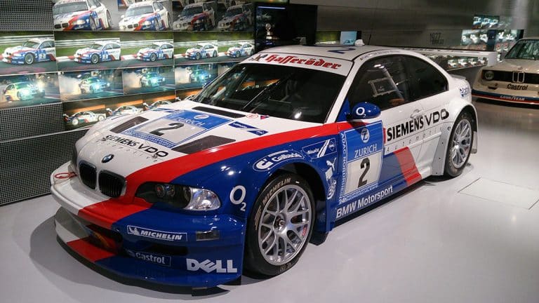 Une M3 GTR E46 de 2004, version de compétition dotée d'un moteur V8 4,0 litres développant 500ch à 8000tr/mn