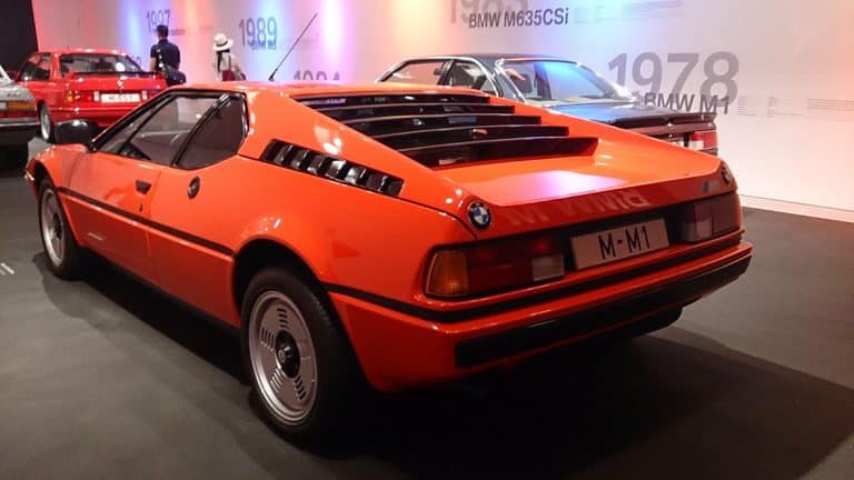 La BMW M1, unique berlinette de la marque avec son moteur en position centrale arrière