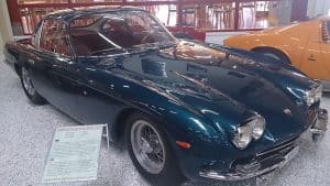 Lamborghini 350 GT de 1964, 1ère voiture de la série vendue par Ferruccio Lamborghini en personne au salon de Genève. La voiture est strictement d'origine avec seulement 5000km au compteur, même les pneus sont ceux de 1964. Sa valeur est inestimable.