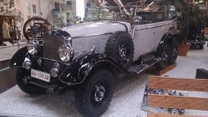 Une voiture tout-terrain Mercedes-Benz G4 de 1938 équipée d'un moteur 8 cylindres de 5,4 litres développant 110ch