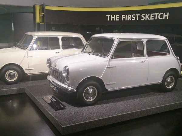 En 1959, la marque Mini n'existe pas encore mais son premier modèle est présent sous les marques Morris et Austin