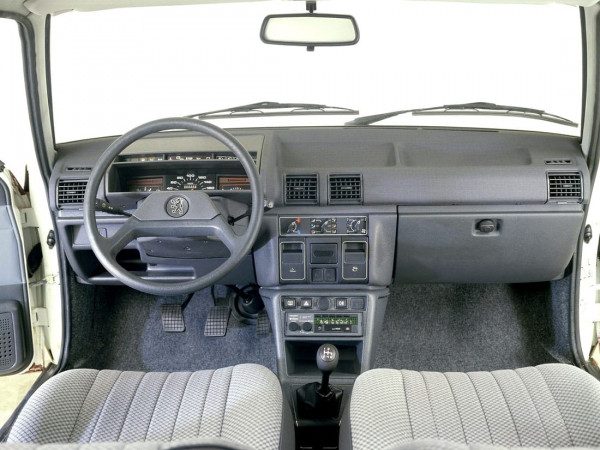 Peugeot 305 berline 1982-1988 intérieur - photo Peugeot