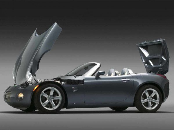 Pontiac Solstice prototype Détroit 2004 capots AV et AR ouverts - photo GM