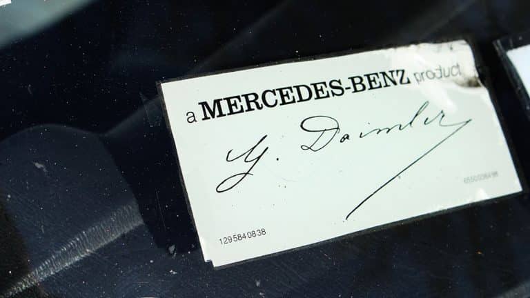 Un signe distinctif des Mercedes-Benz vendues outre-Atlantique : un autocollant avec la signature de Gottlieb Daimler sur le pare-brise - photo Martial Marrocco