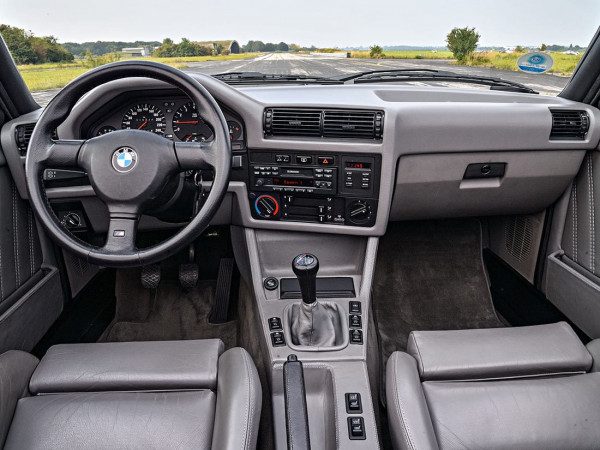 BMW M3 E30 cabriolet 1988-1991 planche de bord - photo BMW
