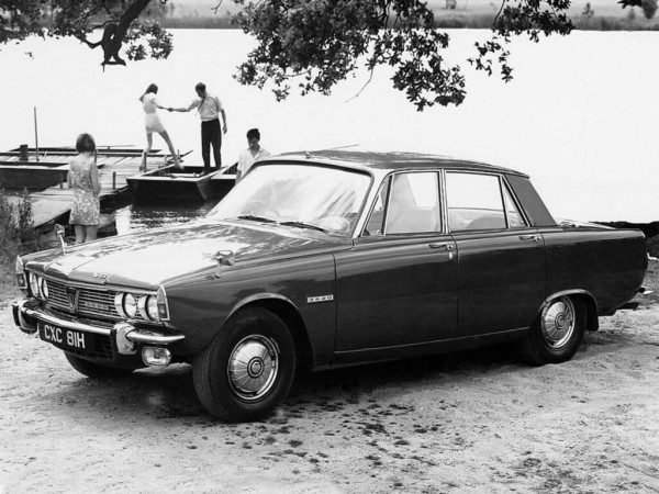 Rover P6 3500 1968-1970 avec rétroviseurs extérieurs et phares antibrouillard - photo Rover