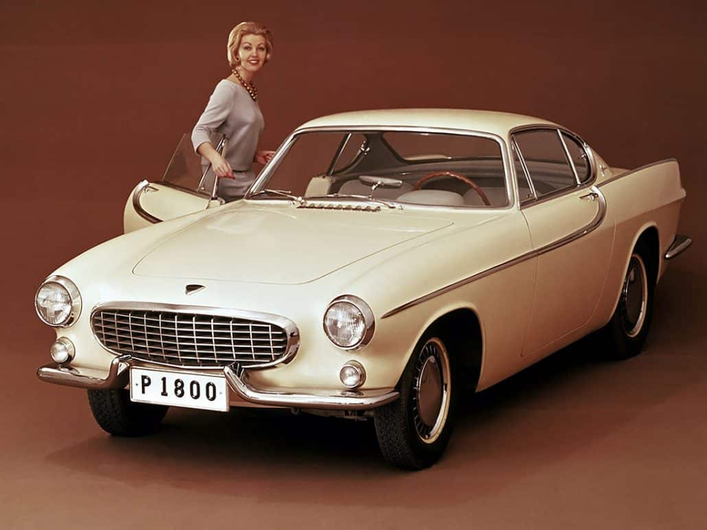 Volvo P1800 MY 1961-1963 avec vitres de custode arrière ouvrantes et volant en bois comme sur prototype présenté en 1960 - photo Volvo