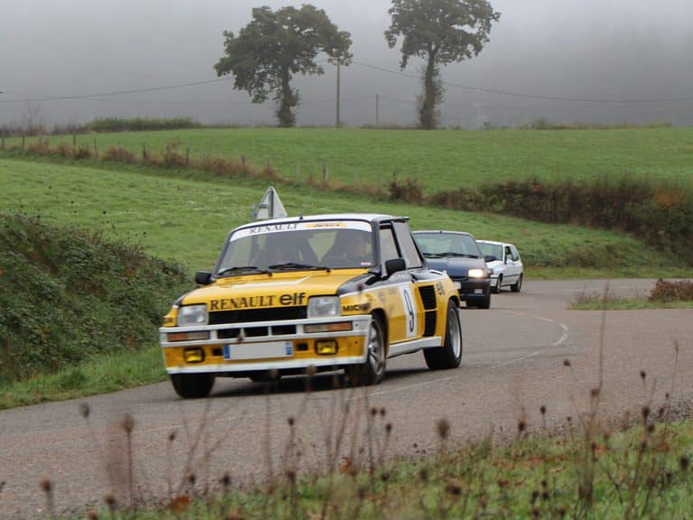 En action, Renault 5 Turbo 2 suivie par une Clio Williams et une Clio 16S