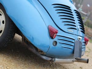 La poupe de la Renault 4CV 1063 avec son logo Autobleu et ses ailes arrière échancrées.