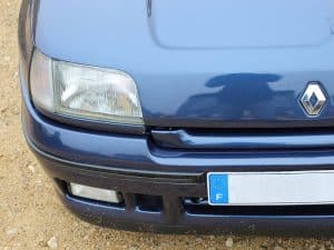 Une des différences entre les Clio Williams phase 1 et phase 2 se situe au niveau de la baguette de calandre.