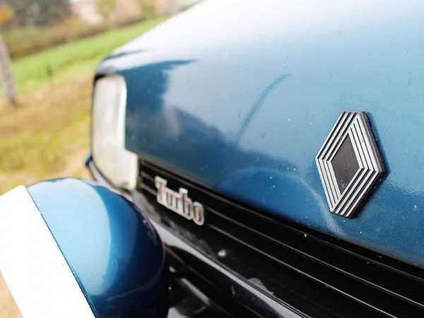 Logo Turbo sur la calandre de la Renault 5 Alpine Turbo