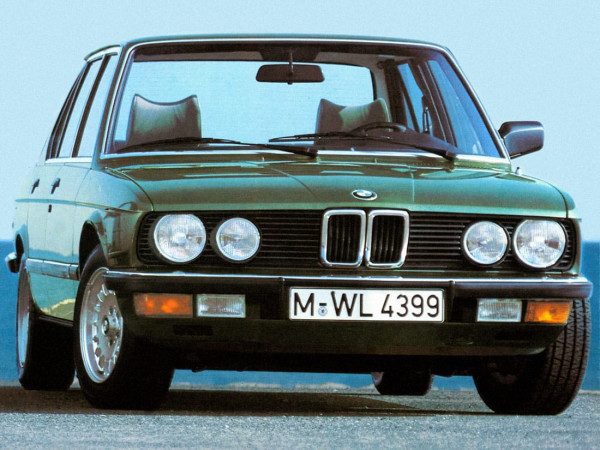 BMW Série 5 E28 520i 1981-1984 vue AV - photo BMW