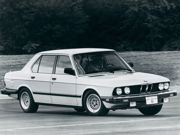 BMW Série 5 E28 528e US 1982-1984 vue AV - photo BMW