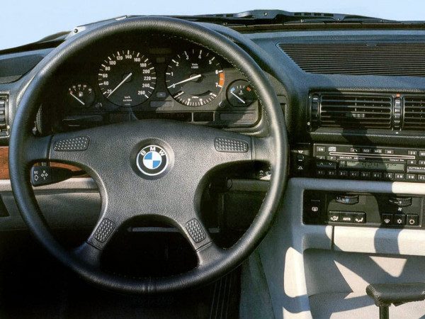 BMW 7-series E32 6 cylindres 735i 1986-1992 planche de bord - photo BMW