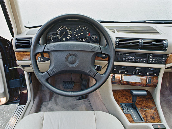 BMW 7-series E32 V8 740i 1992-1994 planche de bord - photo : auteur inconnu