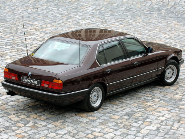 BMW 7-series E32 750iL Security 1987-1994 vue AR - photo BMW