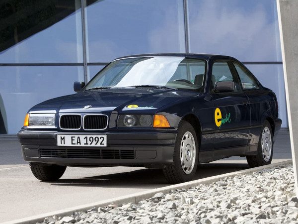 BMW Série 3 E36 Coupé Elektro-Antrieb 1992 vue AV - photo BMW
