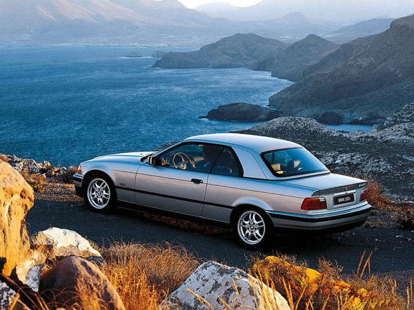 BMW Série 3 E36 Cabriolet avec Hard Top 1996-1999 vue AR - photo BMW