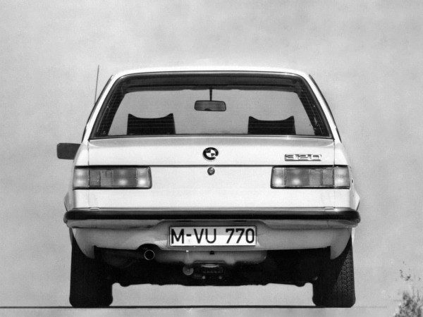 BMW Série 3 E21 320 face arrière 1975 - photo BMW