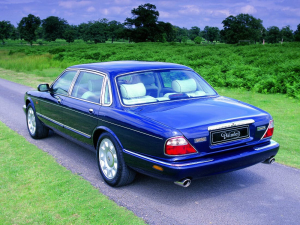 Daimler Super V8 2001 vue AR - photo Jaguar