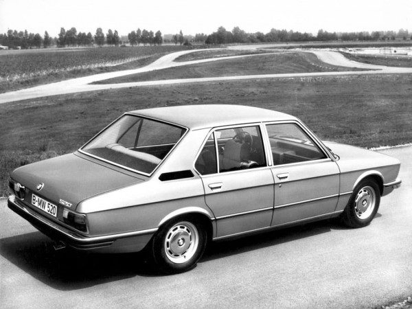 BMW Série 5 E12 520 1972-1976 vue AR - photo BMW