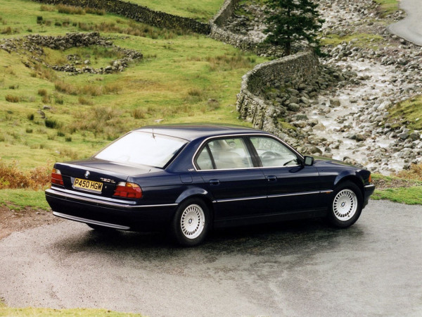 BMW Série 7 E38 750iL 1994-1998 vue AR - photo BMW