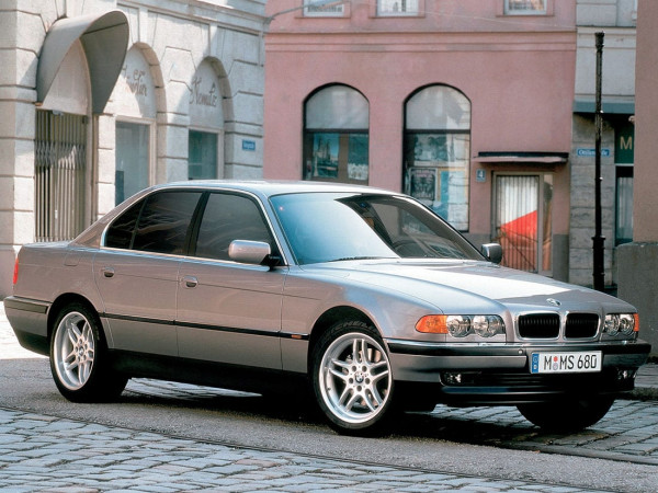 BMW Série 7 E38 1998-2001 vue AV - photo BMW