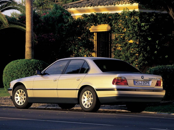 BMW Série 7 E38 1998-2001 vue AR - photo BMW