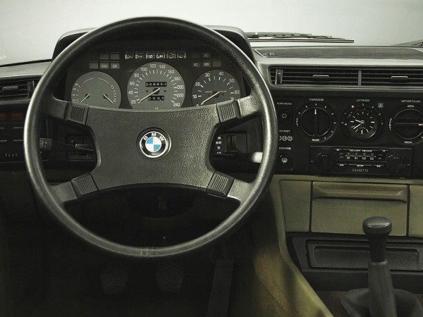 BMW Série 7 E23 1977-1979 planche de bord - photo BMW