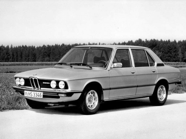 BMW Série 5 E12 528i 1977-1979 vue AV - photo BMW