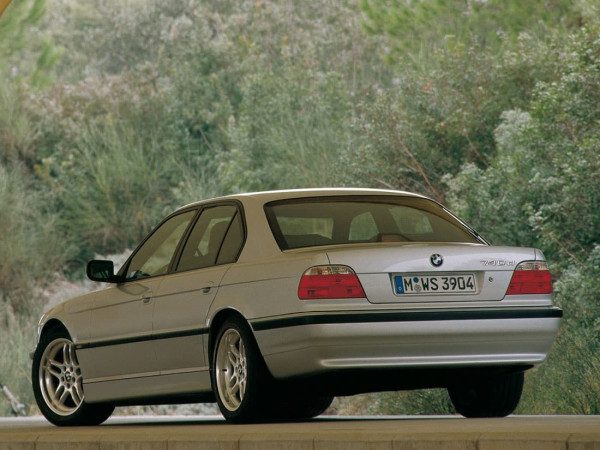BMW Série 7 E38 Sport-Package 1999-2001 vue AR - photo BMW