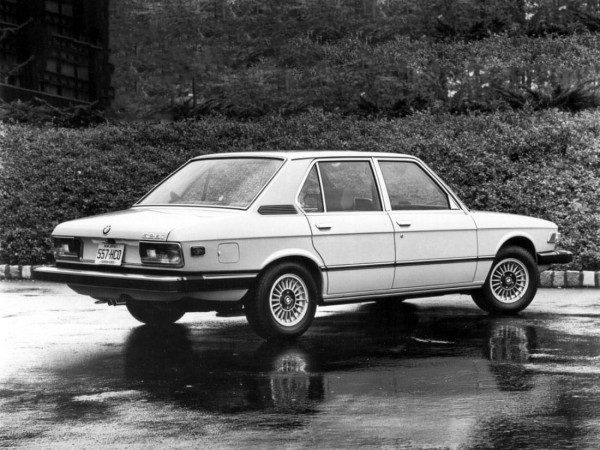BMW 528i E12 US 1979-1981 vue AV - photo BMW