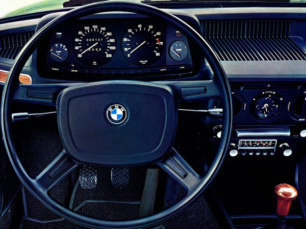 BMW Série 5 E12 tableau de bord 1972-1976 - photo BMW
