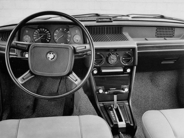 BMW 530i E12 US 1974-1976 planche de bord - photo BMW