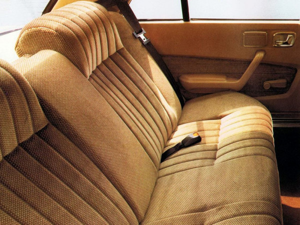Peugeot 604 1979-1986 intérieur partie arrière - photo Peugeot