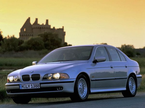 BMW 540i E39 1996-2000 vue AV - photo BMW