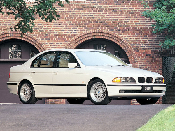 BMW Série 5 E39 USA 1996-2000 vue AV - photo BMW