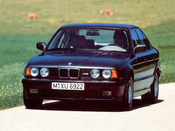 BMW M5 E34 1988-1993 vue AV - photo BMW