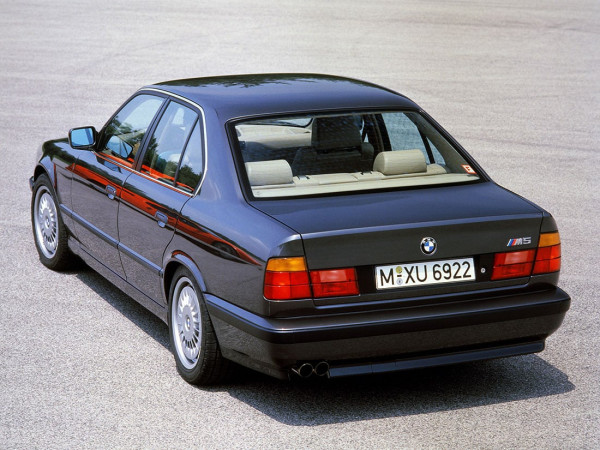 BMW M5 E34 1988-1993 vue AR - photo BMW