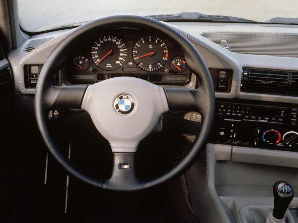 BMW M5 E34 1988-1993 planche de bord - photo BMW