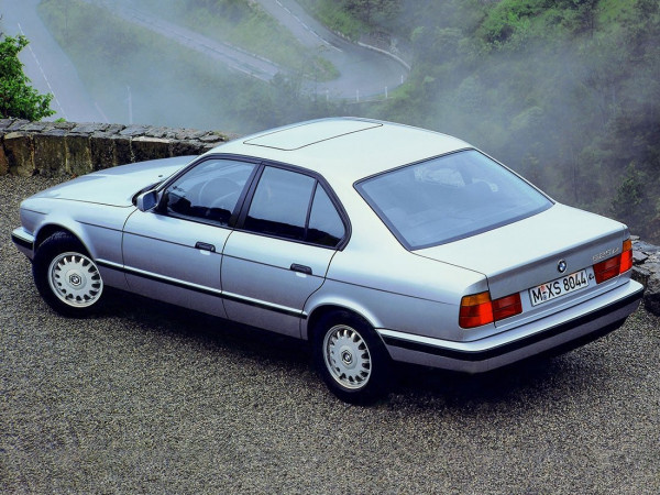 BMW Série 5 E34 1988-1994 vue AR - photo BMW