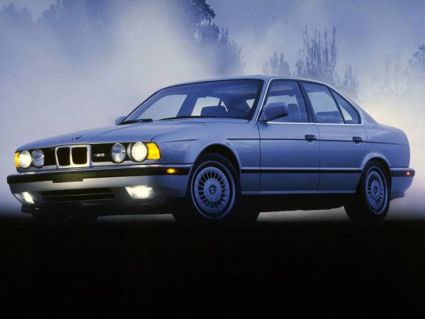 BMW M5 E34 US 1990-1993 vue AV - photo BMW