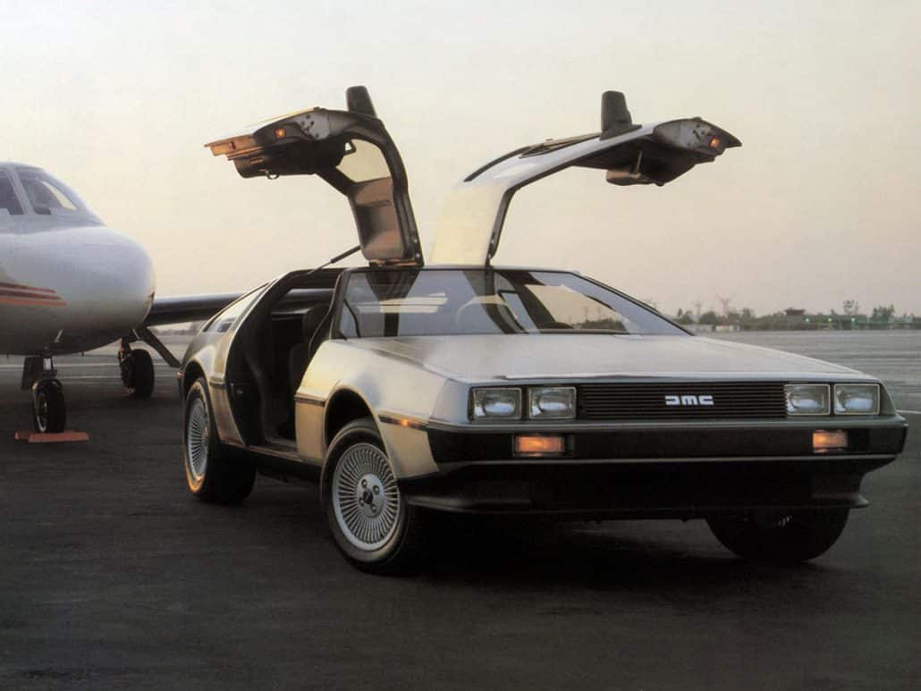 DeLorean DMC-12 1981 vue AV avec portes papillon ouvertes - photo DMC