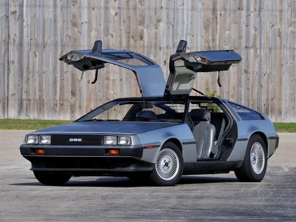 DeLorean DMC-12 1982 vue AV avec portes papillon ouvertes - photo : auteur inconnu DR