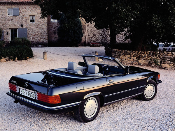Mercedes-Benz 500SL R107 1985 vue AR - photo Archives Daimler