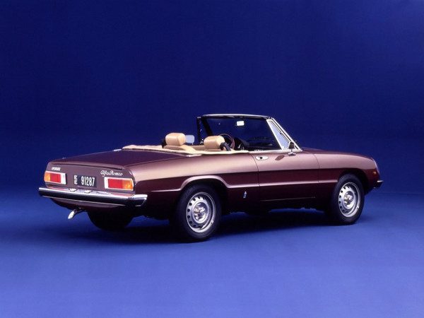 Alfa Romeo Spider Veloce Coda Tronca 1975-1983 vue AR - photo Alfa Romeo