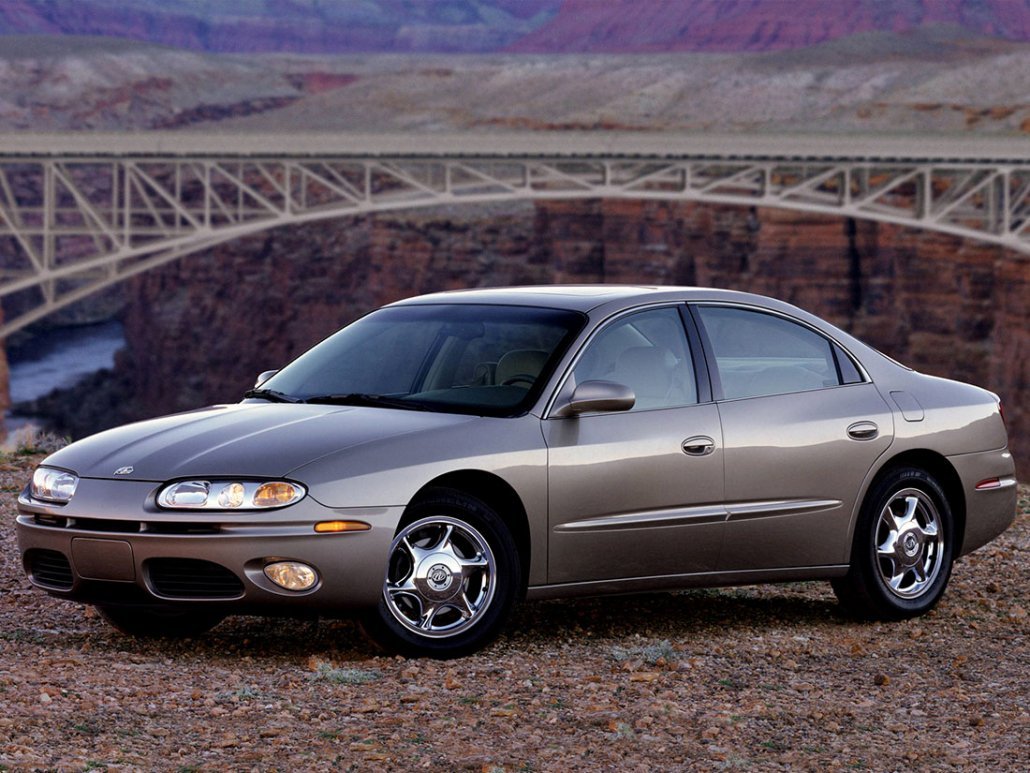 Oldsmobile Aurora 2000-2003 vue AV - photo Oldsmobile