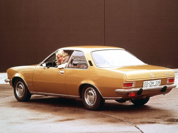 Opel Rekord D Coupé 1972-1977 vue AR - photo Opel