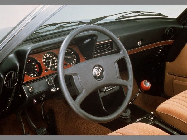 Opel Rekord D Coupé 1972-1977 planche de bord - photo Opel