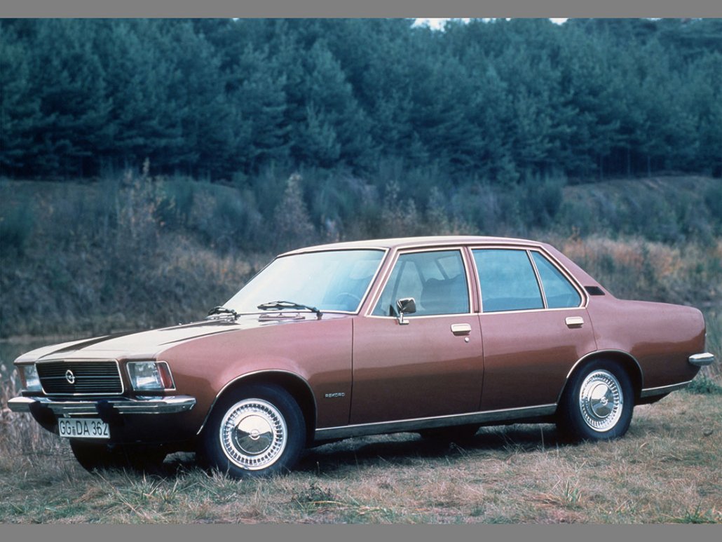 Opel Rekord D berline 4 portes L 1972-1977 vue AV - photo Opel